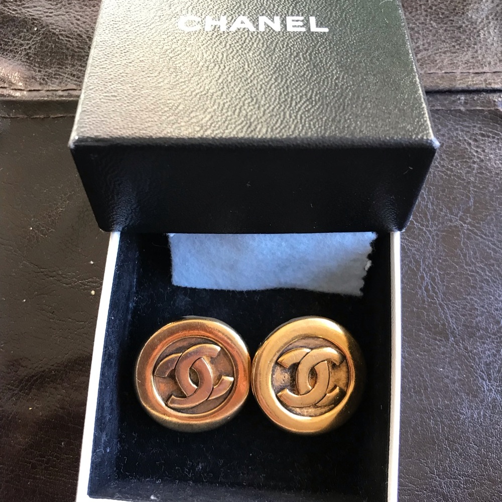 CHANEL
Round CC Clip On Earrings Gold